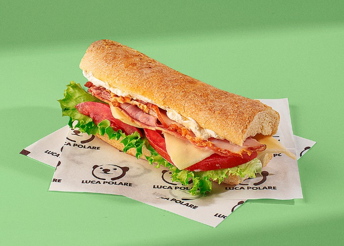 ბაგეტი ლორით და ყველით